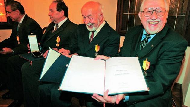 Karel Fořt, Věroslav Mertl i Miloš Velemínský (na snímku zprava) jsou na udělené madaile patřičně pyšní. 