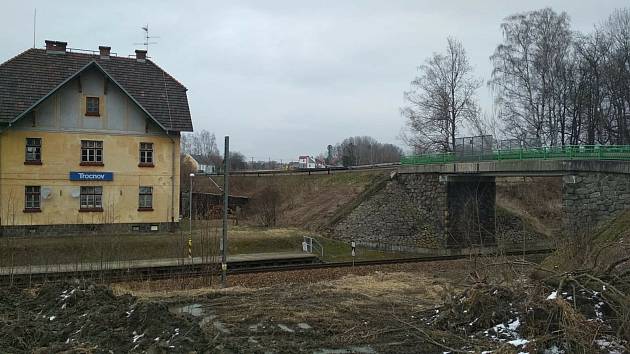 Současný most u nádraží Trocnov. Trocnov je osadou Borovan.
