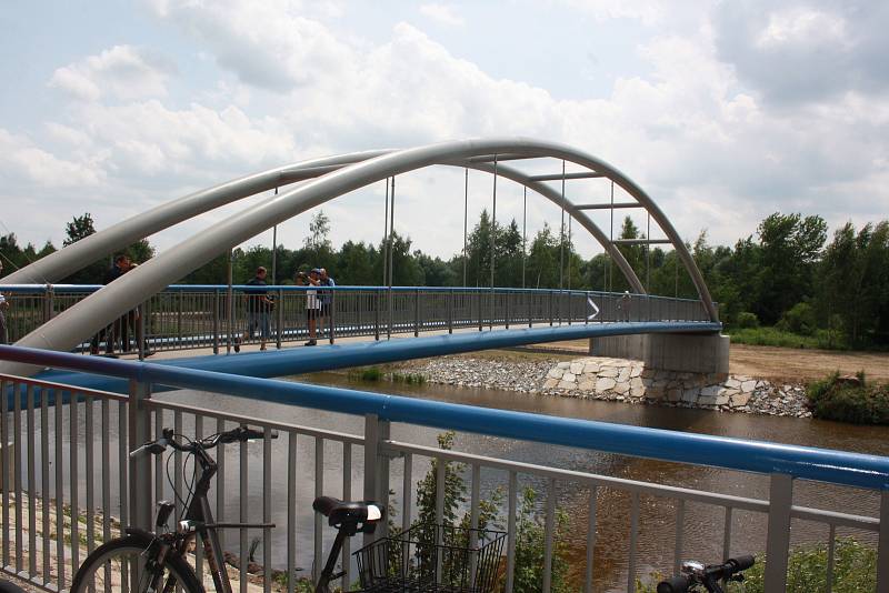 Nová lávka pro pěší a cyklisty spojila břehy Vltavy v Českých Budějovicích u TJ Meteor. Investorem bylo město. Cyklotrasa vede dál k Plané.