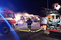Noční požár uskladněného sena pomáhali likvidovat i hasiči SDH Velešín.