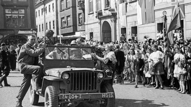 Legendu jihočeských fotografů připomíná do konce července budějovická Galerie Nahoře. Snímek z roku 2007. Na snímku osvobození 1945, na budějovickém náměstí se sešli vojáci z Ruska i USA.