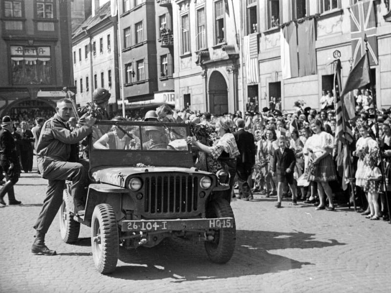 Legendu jihočeských fotografů připomíná do konce července budějovická Galerie Nahoře. Snímek z roku 2007. Na snímku osvobození 1945, na budějovickém náměstí se sešli vojáci z Ruska i USA.