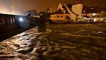Rozbouřená Vltava v noci z 2.na 3.června pod lávkou u Plášťového mostu v Českém Krumlově. Voda v řece kolem půlnoci o pár centimetrů opadla.