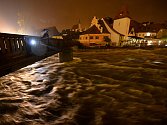 Rozbouřená Vltava v noci z 2.na 3.června pod lávkou u Plášťového mostu v Českém Krumlově. Voda v řece kolem půlnoci o pár centimetrů opadla.