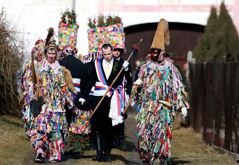 V jižních Čechách začaly 15. února lidové veselice před začátkem postního období. Na snímku je jeden z prvních vesnických karnevalů - růžičková masopustní koleda v Nesměni na Českobudějovicku.  