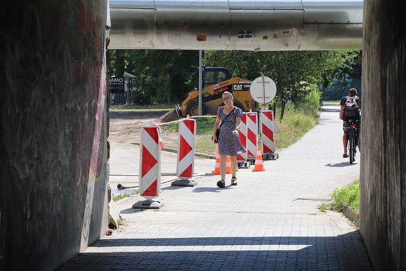 Práce u litvínovického mostu v Českých Budějovicích.