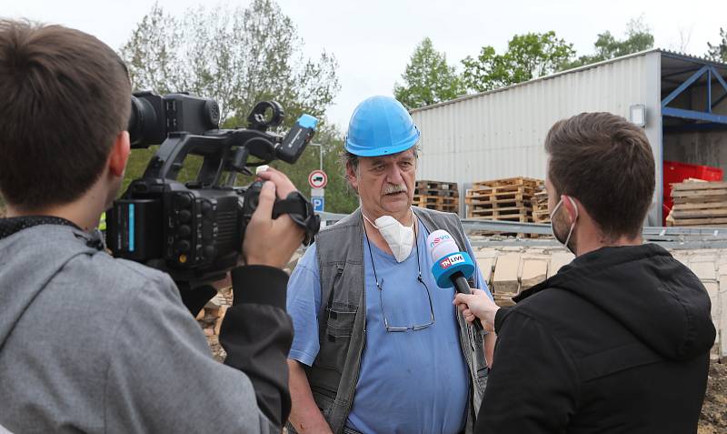 Střelmistr Petr Mikula z Ústí nad Labem a technický vedoucí odstřelu Dušan Nekarda z Uherského Hradiště při práci ve Veselí nad Lužnicí.