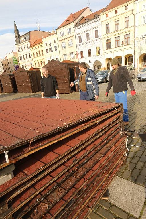 Plné ruce práce mají v těchto dnech dělníci, kteří zajišťují stavbu stánků pro adventní trh na budějovickém náměstí.