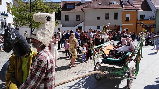 Tradiční hrkání v centru Českých Budějovic uzavřela nedělní svatba.