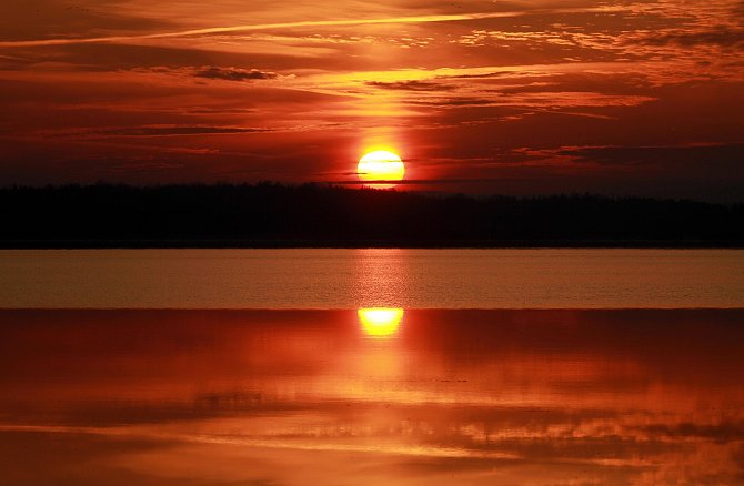 Kouzlo jihočeských rybníků při východu slunce. Na tomto snímku fotografa jihočeských Deníků vidíte rybník Rožmberk.