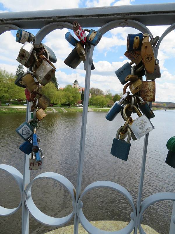 Dalším místem, kde jsou na Budějovicku zámečky, je most přes Vltavu v Týně.