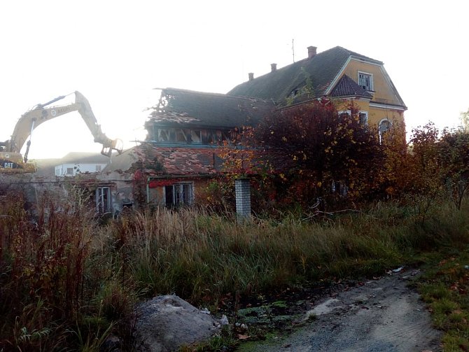 Bagr nyní demoluje historický dvůr Švamberk poblíž Ševětína na Českobudějovicku.