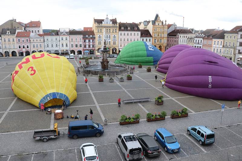 Čtyři horkovzdušné balony vzlétly ve čtvrtek v ranních hodinách z českobudějovického náměstí Přemysla Otakara II.