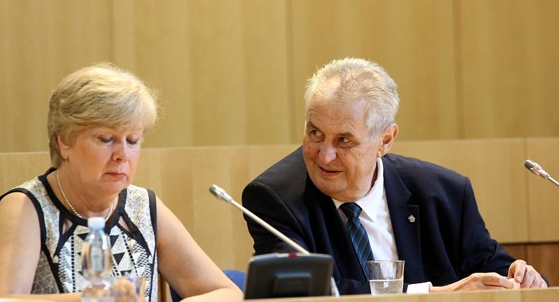 Třídenní cestu po kraji zahájil Miloš Zeman v pondělí dopoledne setkáním s hejtmankou Ivanou Stráskou, zastupiteli a dalšími hosty. Začátku cesty byla přítomná i první dáma Ivana Zemanová.