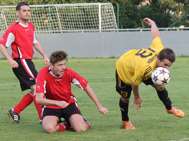 V okresním přeboru se Borek rozešel s N. Hodějovicemi smírně 2:2.