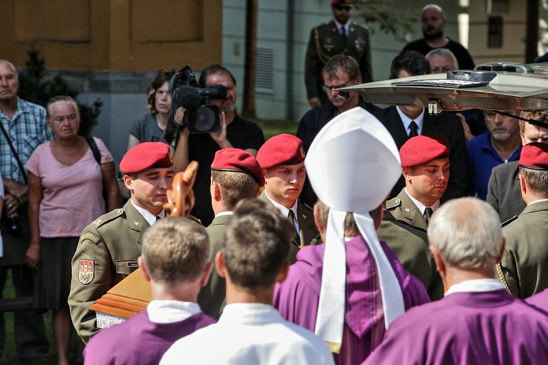 Voják Kamil Beneš, který zemřel při útoku v Afgánistánu, byl pohřben v Hluboké nad Vltavou