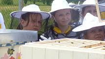 VŮBEC poprvé se včera pustily  do stáčení medu děti z Hluboké nad Vltavou. Včelařský kroužek tady totiž funguje teprve od letošního školu, a to v rámci Centra volného času Poškolák.