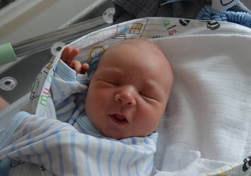 Mikuláš Vlášek z Písku. Prvorozený syn Kateřiny Maxové a Michala Vláška se narodil 2. 6. 2021 ve 23.16 h. Jeho porodní váha byla 3,95 kg.