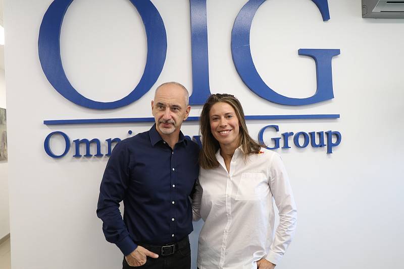Eva Samková s hejtmanem Martinem Kubou na tiskovce v sídle firmy OIG Power v Českých Budějovicích