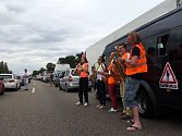 Skupina SaxWork uvízla skoro na hodinu v zácpě na dálnici u německého Heilbronnu, tak vytáhla nástroje a zkrátila čekání sobě i ostatním řidičům.