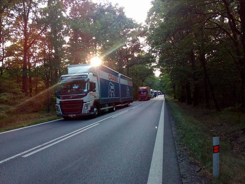Krátce před 20. hodinou byl poškozený nákladní vůz připraven k transportu. Ve směru od Třeboně se do té doby vytvořila kolona čekajících nákladních vozidel.
