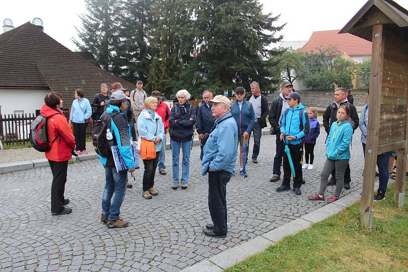 Pasažéři Vlaku Josefa Seidela se v sobotu vydali na Novohradsko, kde díky i více než sto let starým snímkům sledovali proměny krajiny i obcí.