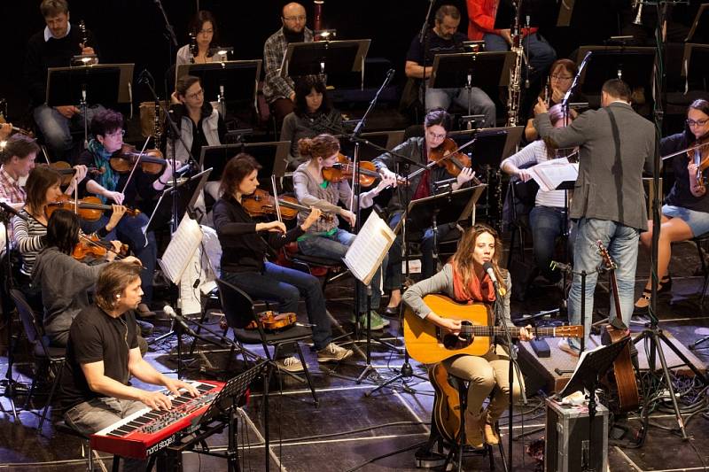 Aneta Langerová zpívala 29. května s Jihočeskou filharmonií v pavilonu Z na českobudějovickém Výstavišti. Snímek ze zkoušky.