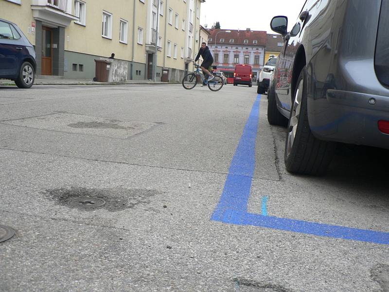 V Českých Budějovicích se parkovací systém s modrými zónami rozšiřuje o další ulice. Tentokrát zhruba mezi Novohradskou, Mánesovou, řekou Vltavou a Papírenskou. Nové plochy začnou fungovat v závěru roku 2021.