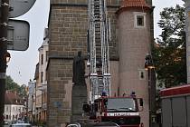 Záchrana raněného, snesení z českobudějovické Černé věže, v podání profesionálních hasičů. Cvičení 17. října 2023.