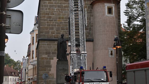 Záchrana raněného, snesení z českobudějovické Černé věže, v podání profesionálních hasičů. Cvičení 17. října 2023.