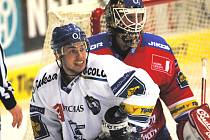 Brankář Roman Turek bedlivě dohlíží v nedělním extraligovém duelu na vítkovického Svačinu. V pátek hraje Mountfield ve Znojmě a potřeboval by bodovat.