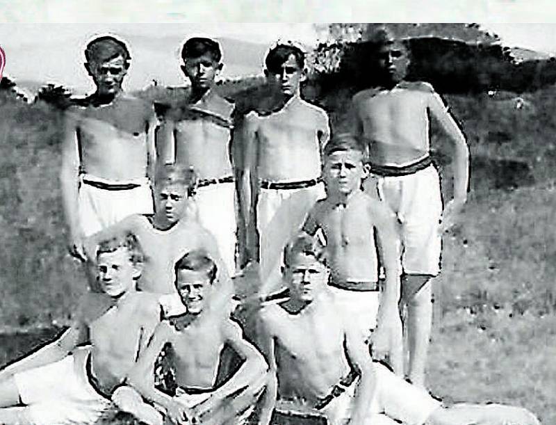 Sportovci. Snímek z roku 1935, na němž jsou zachyceni muži z družstva Sokola Hluboká.