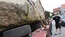 Nový balvan pro areál "Jihočeského Stonehenge" v Holašovicích dorazil do vsi. Vztyčen bude příští rok o letním slunovratu.
