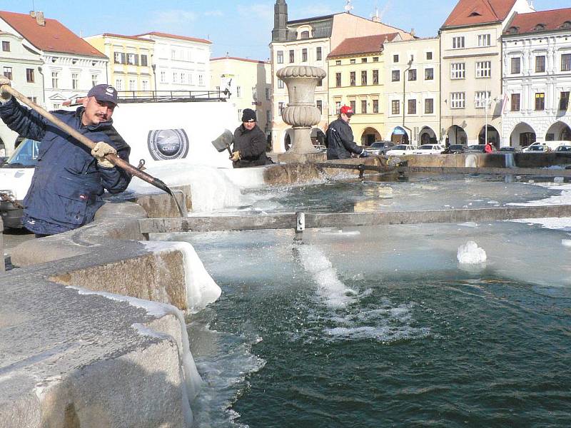 Čištění Samsonovy kašny v Českých Budějovicích od ledu.