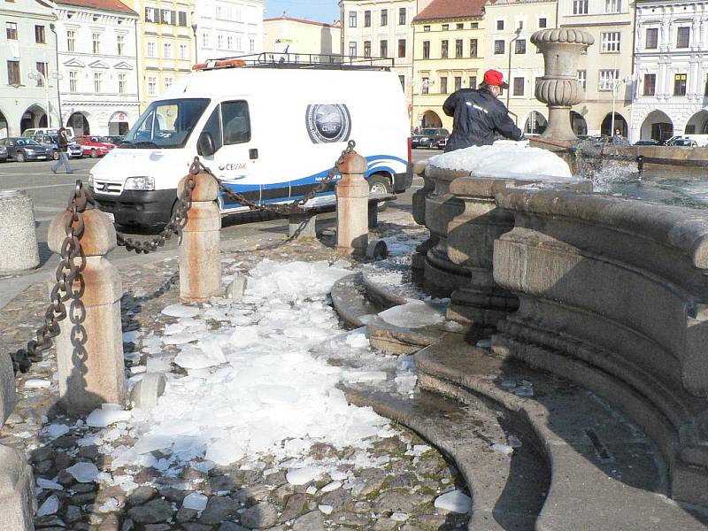 Čištění Samsonovy kašny v Českých Budějovicích od ledu.