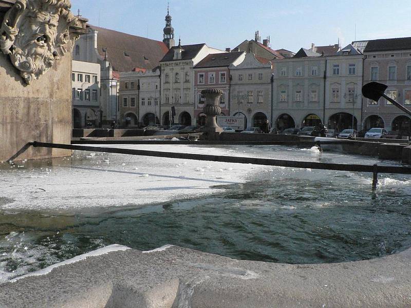 Čištění Samsonovy kašny v Českých Budějovicích od ledu.