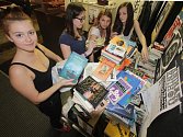 Čtyři studentky z českobudějovického gymnázia zorganizovaly sběr knížek. Knihy, které získají chtějí 11. a 12. dubna prodávat za symbolické ceny v kulturním prostoru Kredance.