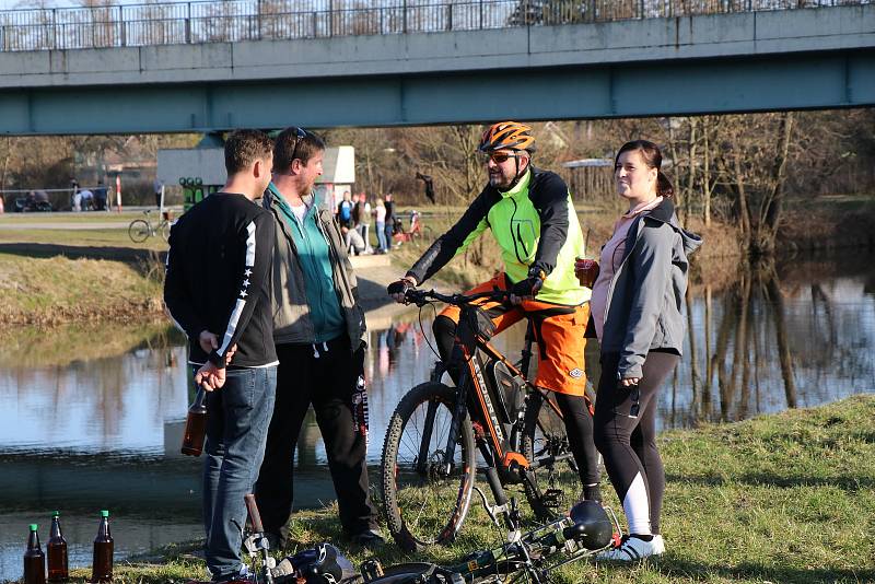 Krásné počasí v pátek lákalo stovky lidí k procházkám u řeky Malše, v sobotu se ale vrátil déšť, vítr a ochladilo se.