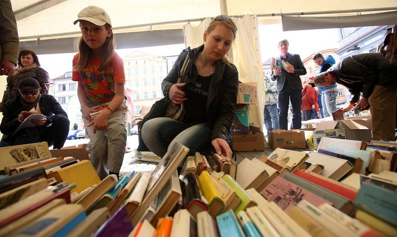 V Českých Budějovicích začal festival Literatura žije. Ve stanu na náměstí s čítárnou a literární kavárnou si lidé mohou do pátku zdarma vybrat některou ze 7000 knih.