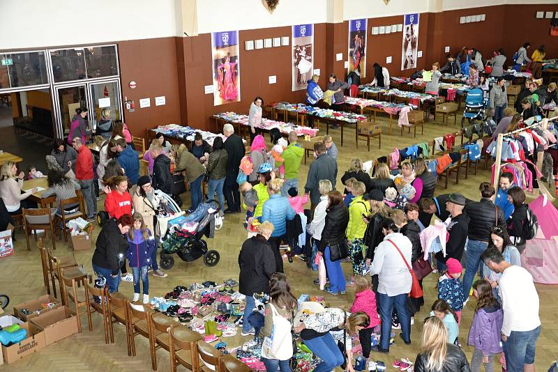 V sobotu se v Nových Hradech uskutečnil 6. ročník burzy dětského oblečení.