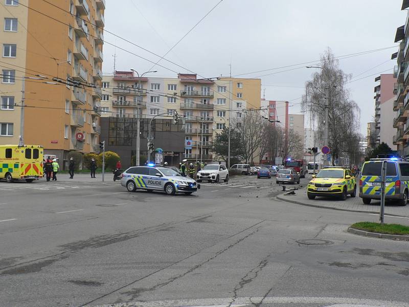 Nehoda na Lidické v Českých Budějovicích. Lidická byla kvůli tomu v neděli dopoledne zcela uzavřena nedaleko Samsona.