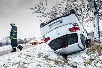 Na střeše automobilu je při jízdě po kluzké vozovce možné skončit velmi jednoduše.