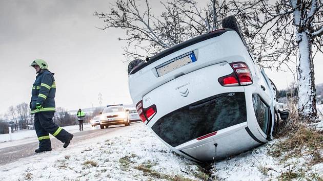 Na střeše automobilu je při jízdě po kluzké vozovce možné skončit velmi jednoduše.