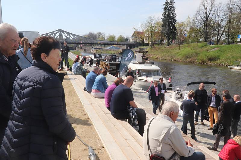 Nový přístav na Vltavě u budějovického Dlouhého mostu byl slavnostně otevřen. Vývaziště je určeno pro menší lodě, kterých by zde mohlo kotvit až dvacet, v závislosti na velikosti.