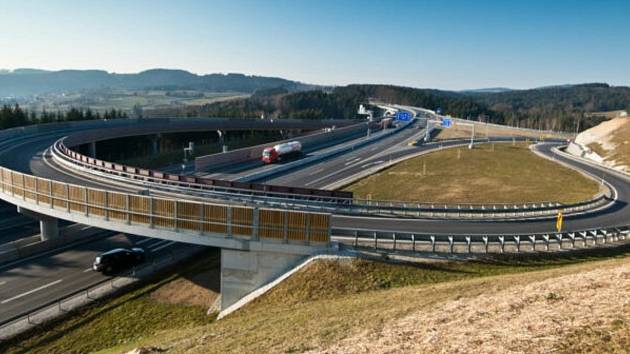 Tady je už pět let dálniční konečná silnice S10, která má napojit rakouskou dálnici z Lince na českou D3.