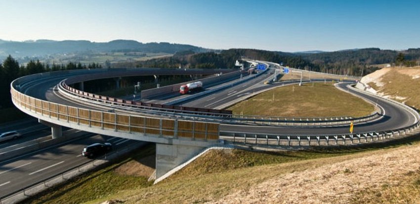 Tady je už pět let dálniční konečná silnice S10, která má napojit rakouskou dálnici z Lince na českou D3.