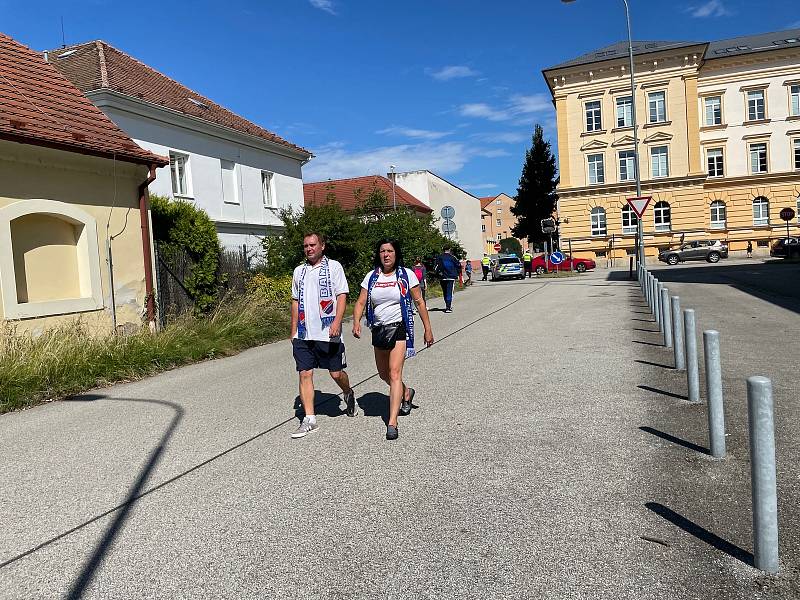 Na fanoušky dohlížely v okolí Střeleckého ostrova desítky policistů.