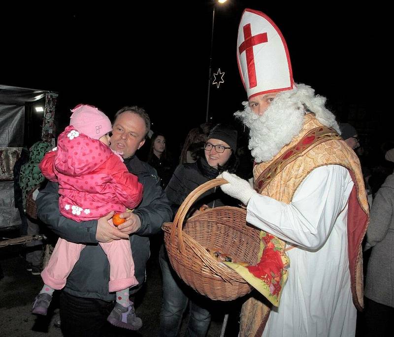 Města a obce se oblékly do slavnostního. Je tu advent a s ním tradiční předvánoční akce.