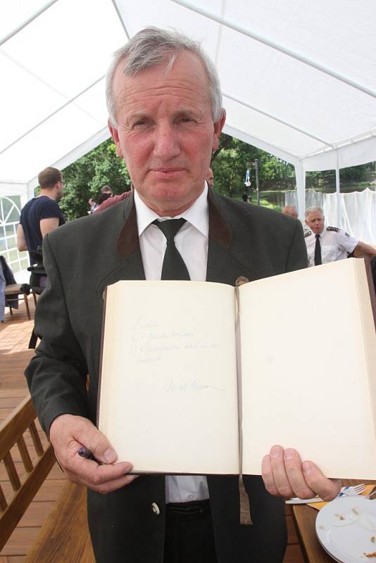 Miloš Zeman se podepsal do pamětní knihy. 