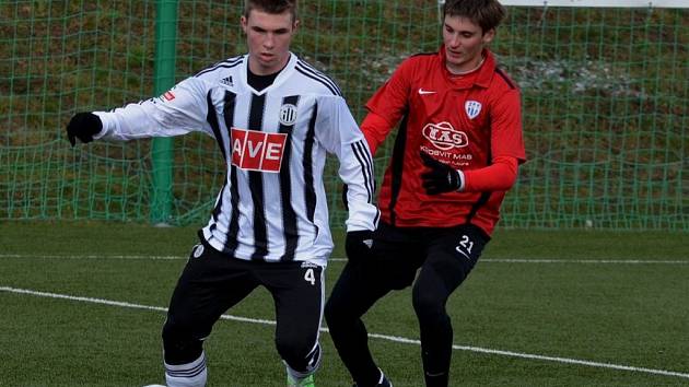 V úvodním přípravném zápase letošní zimy fotbalisté Dynama podlehli v Berouně Táborsku 1:2 (na snímku Zdeněk Linhart bojuje s táborským Jakubem Kaláškem).